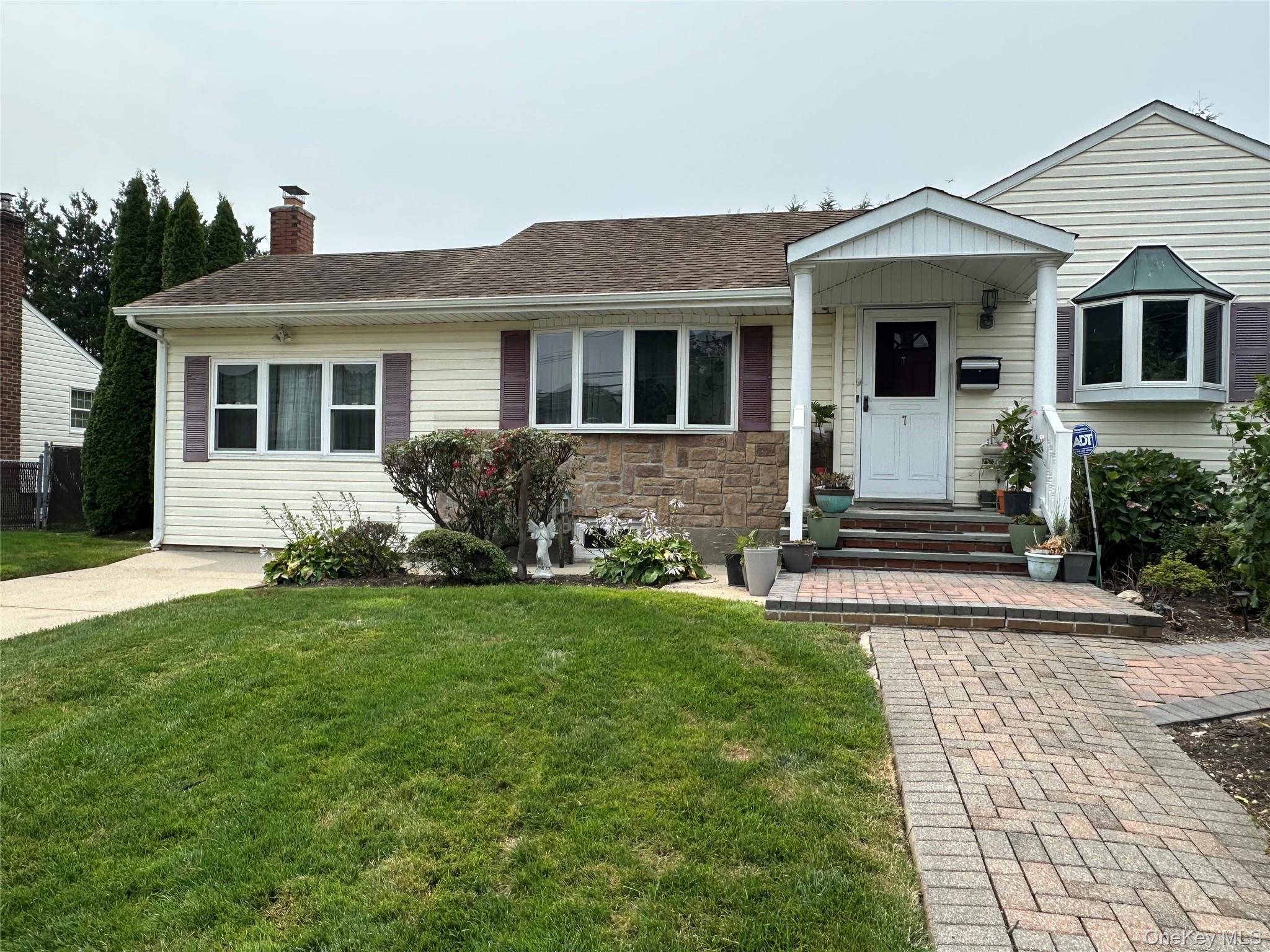 Don't miss this opportunity to own this lovely, updated home in Farmingdale.