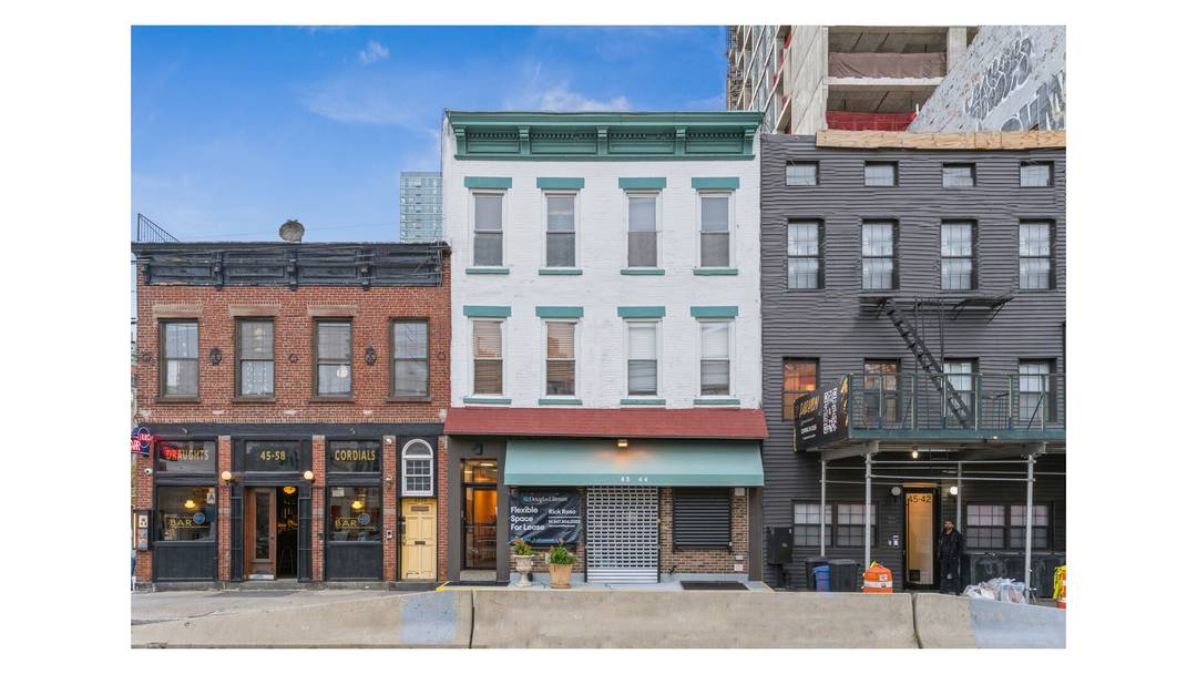 Located in the heart of Hunters Point with frontage on Vernon Boulevard, The retail component offers 2, 500 SF of flexible space with an additional 1, 250 SF basement.