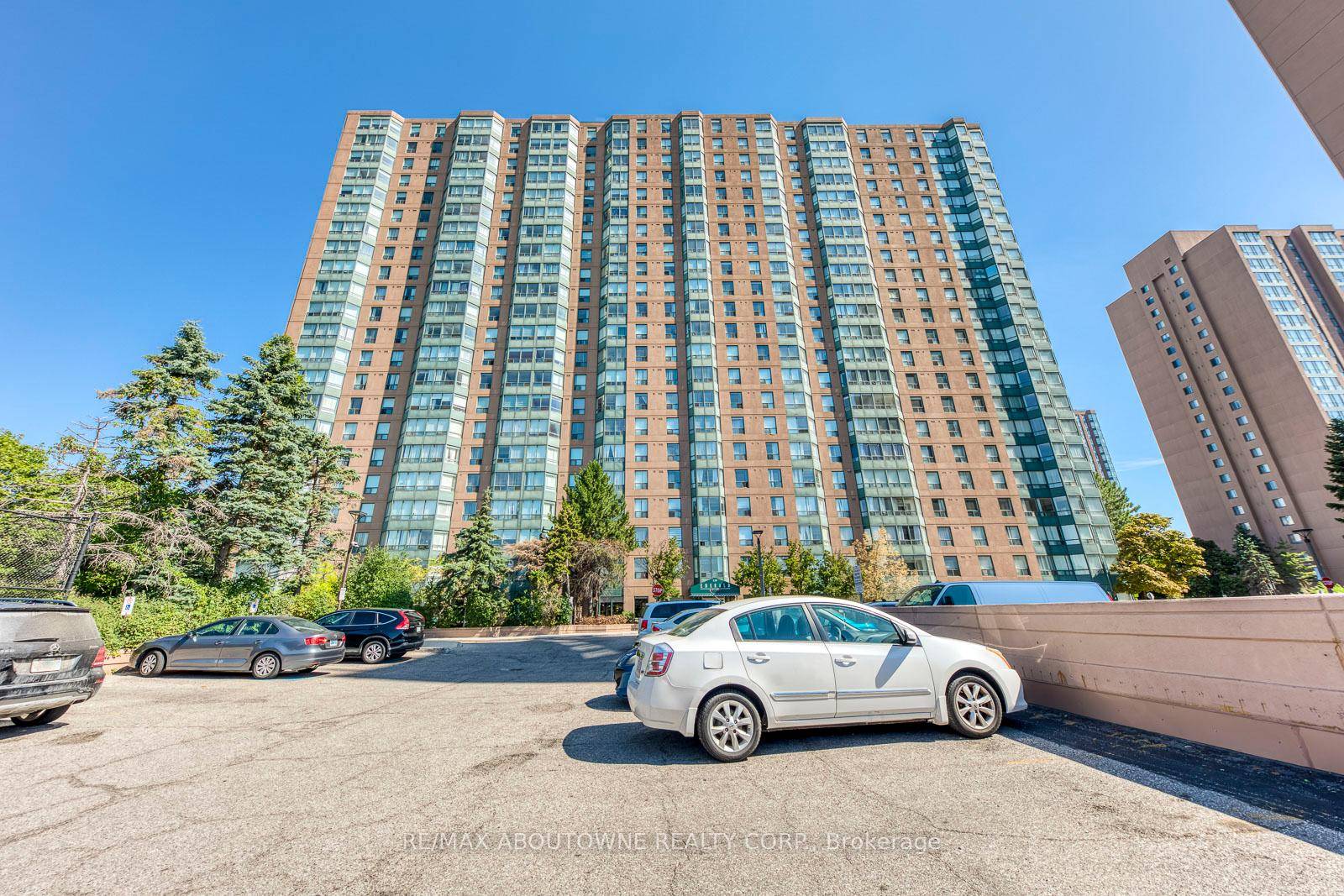 Urban living meets everyday comfort in this stylish Mississauga condo.
