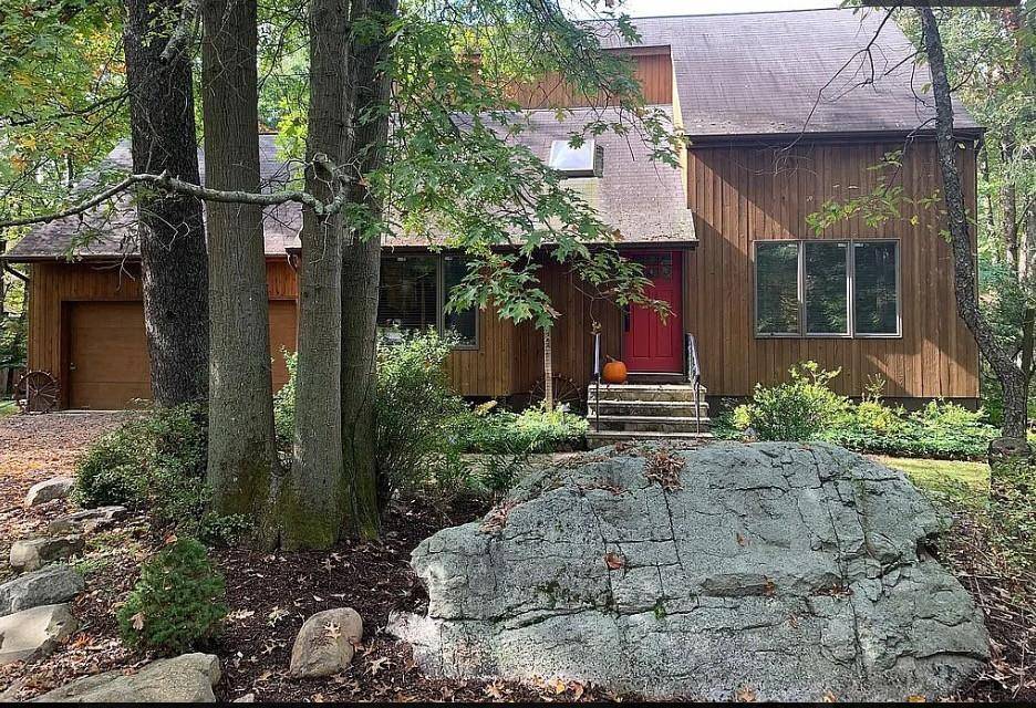 Nestled amidst voluptuous greenery, this captivating and cozy home boasts breathtaking views of forests and mountains, bordered by the picturesque Old Rail Trail.