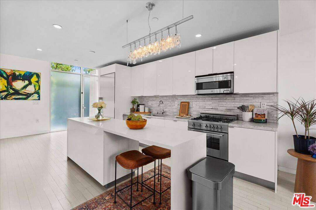 7917   Willoughby Ave 2BR Hollywood Hills East La