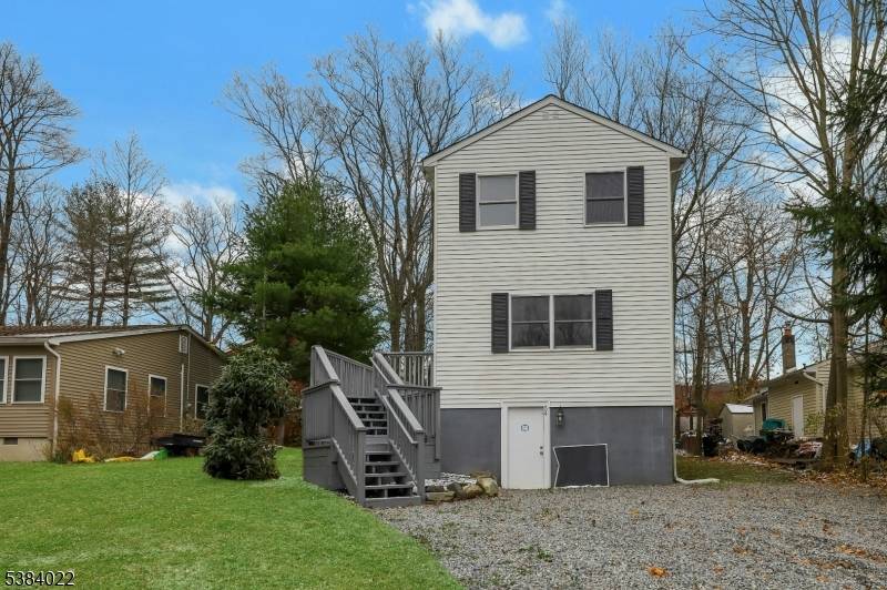 LAKEHOUSE WITH VIEWS ! This 3 bedroom, 1.