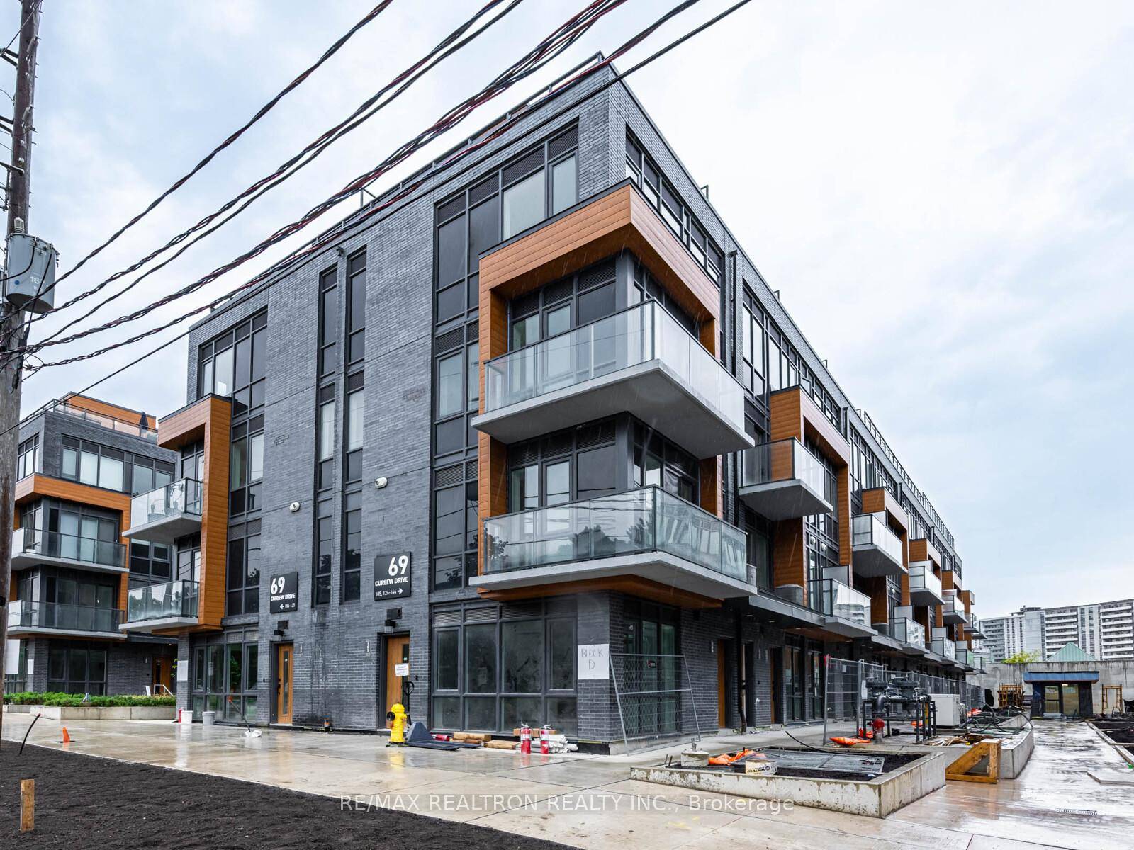 Bright Stack Townhouse, Full Kitchen With Appliances and Ensuite Laundry Room, Rooftop Terrace and Balcony and One Parking Space.