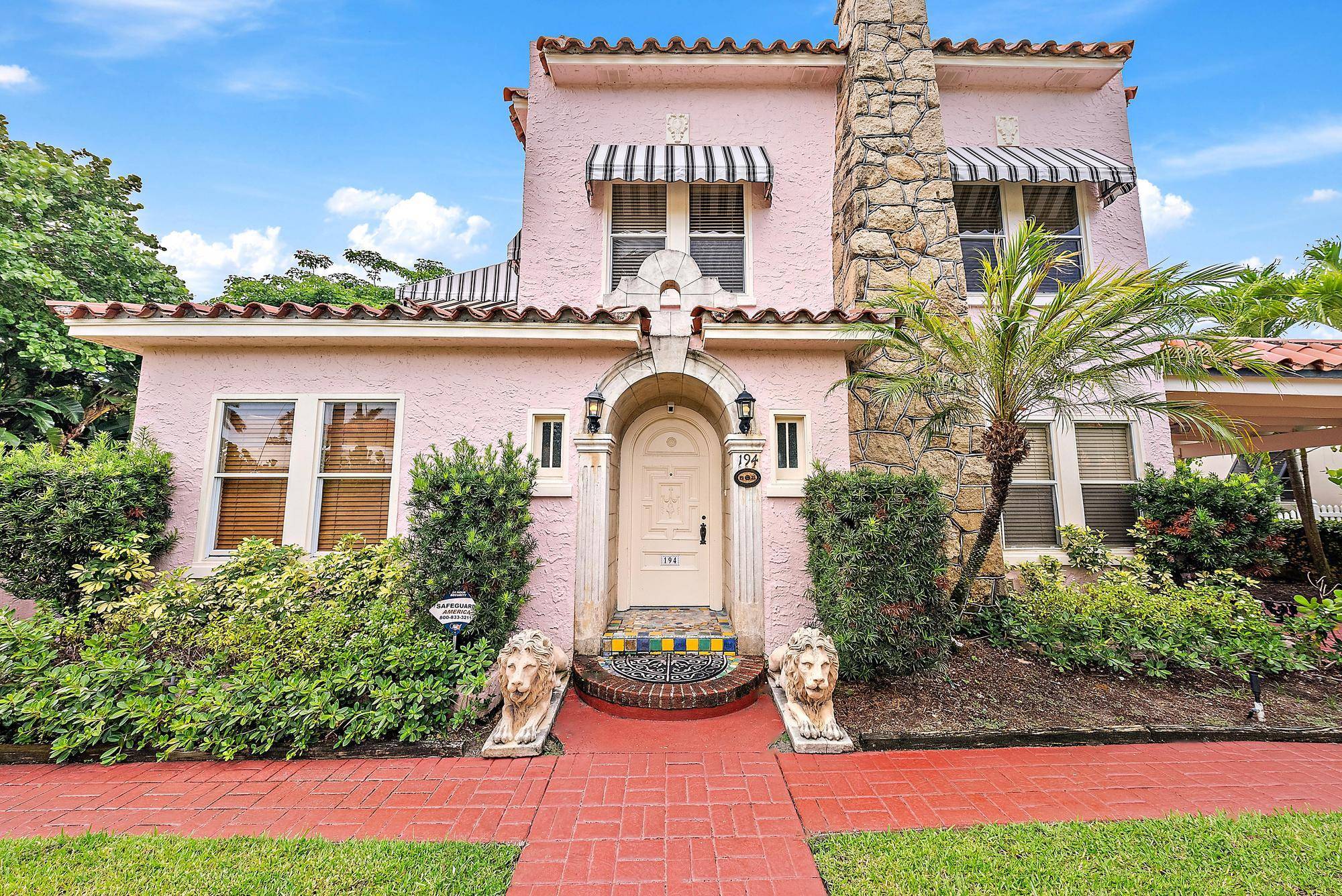 ANNUAL FURNISHED RENTALCharming fully furnished 3 bedroom, 2.