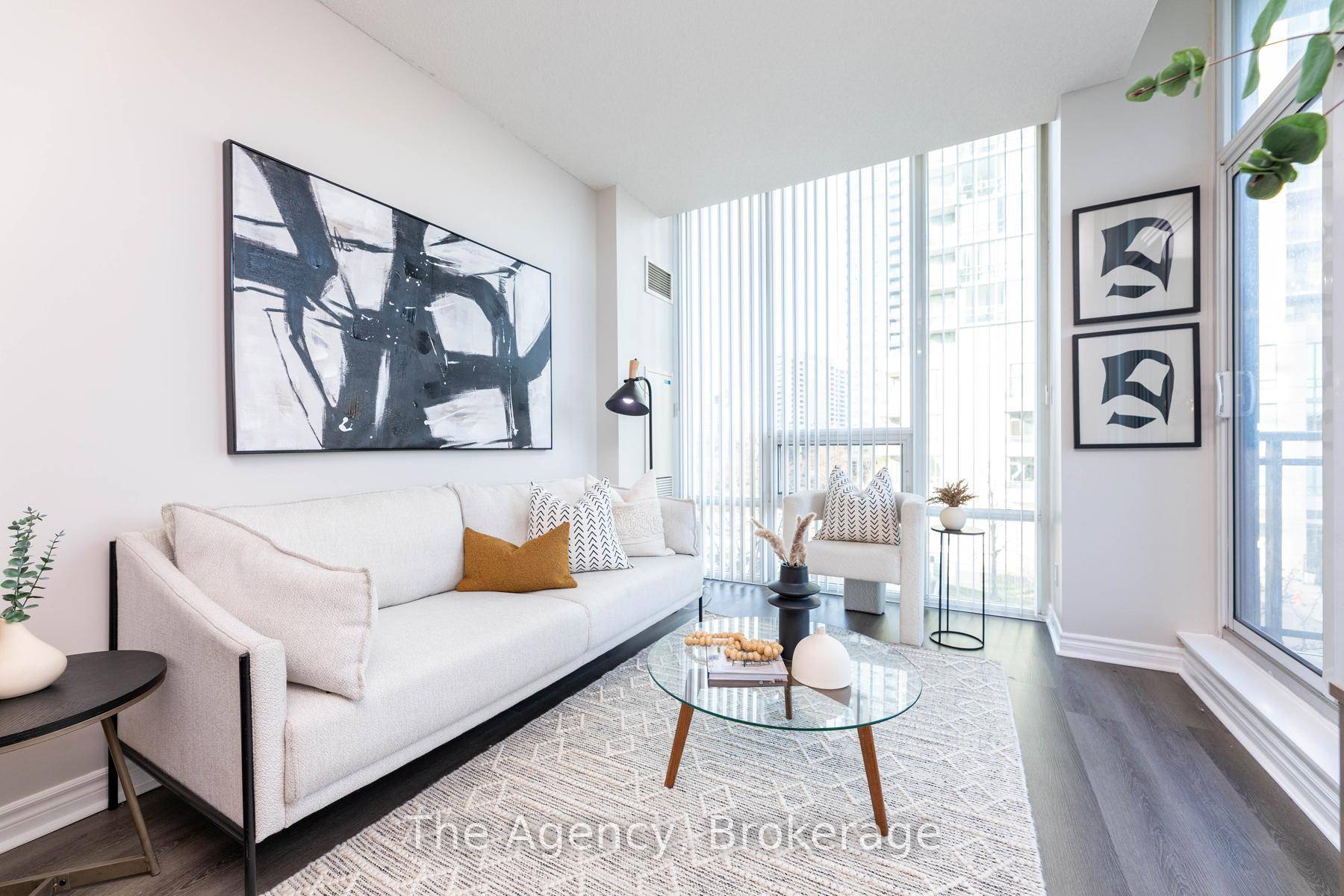 Stylish Corner Unit in the Heart of Mississauga !