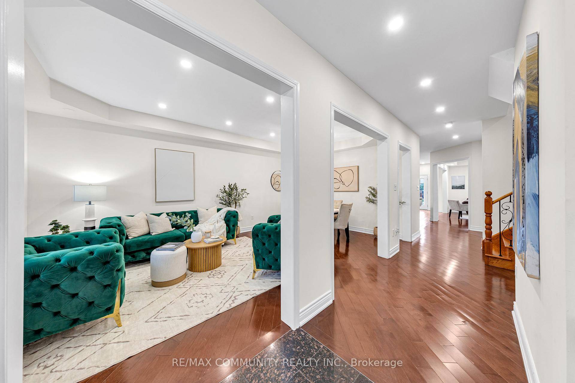 LUXURY LIVING IN A PRESTIGIOUS, FAMILY FRIENDLY COMMUNITY This beautiful detached home sits in the quiet and family friendly Legacy Community.