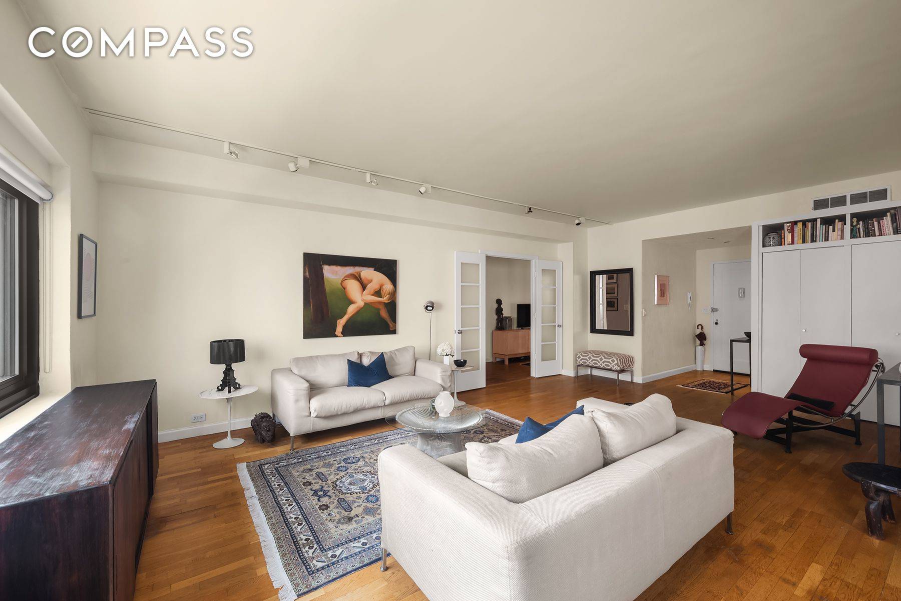 Ideally located on the corner of 83rd Street and Madison Avenue in a full service doorman cooperative, this sunny junior 1 is a rare find with its flexible layout, oversized ...