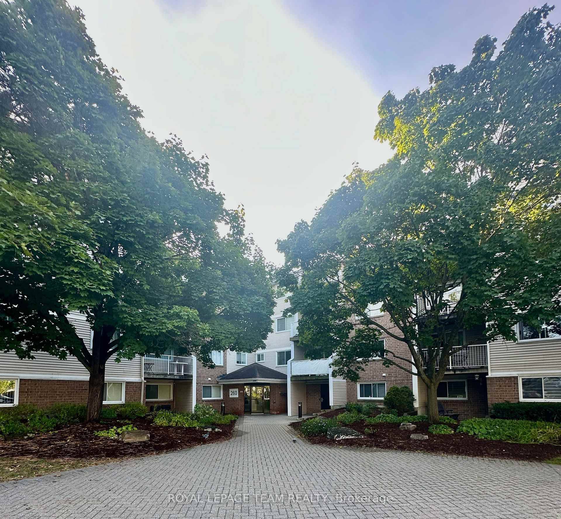 Available December 1st Spacious 1 bedroom unit, offering approx.