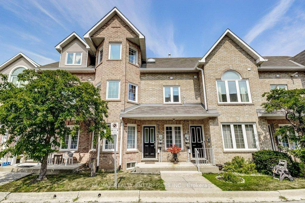Welcome to this bright and airy 2 bedroom condo located in Burlingtons desirable Millcroft community.