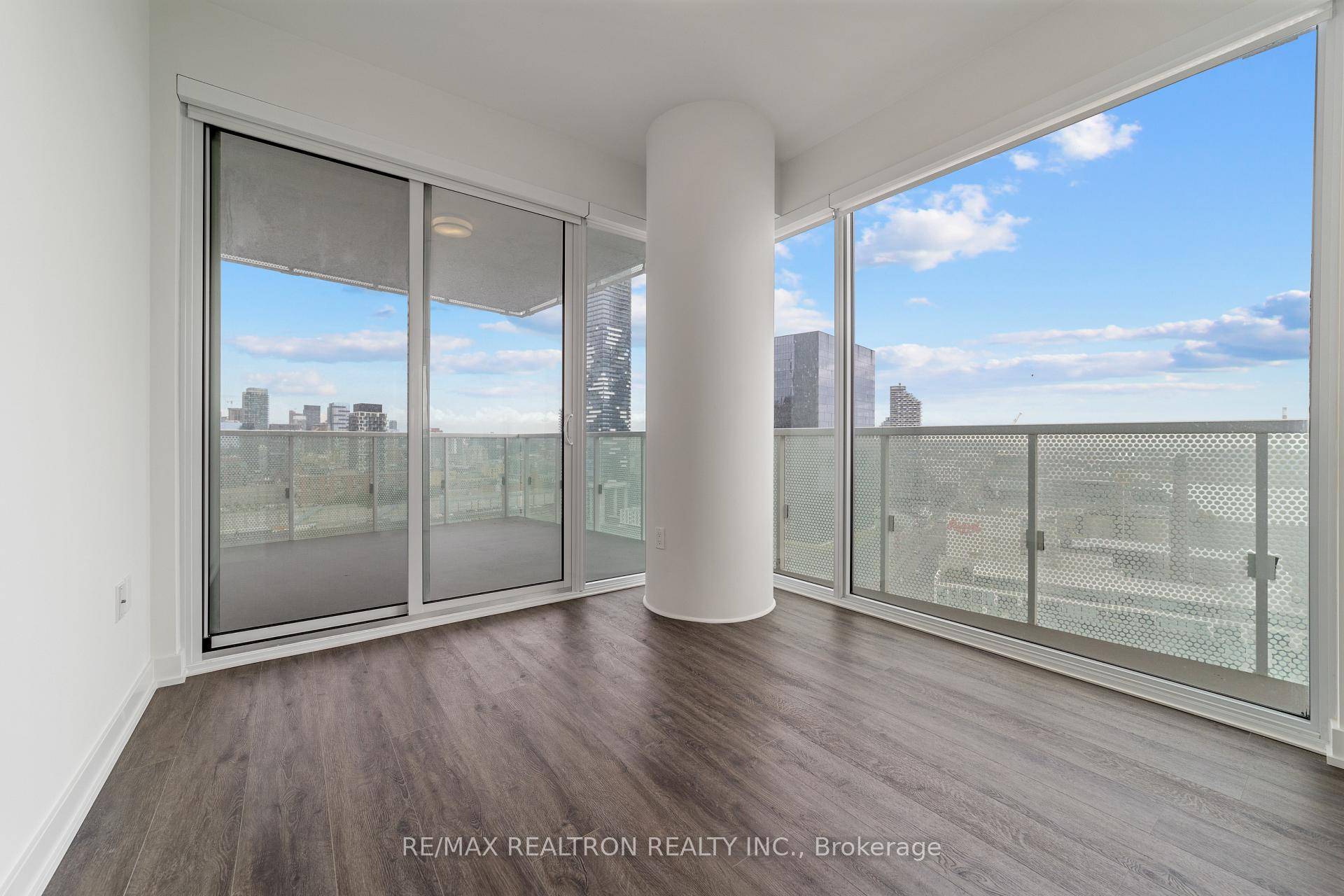 Welcome To Pier 27 Tower By The Lake Luxury Condo With Cn Tower And Water View.