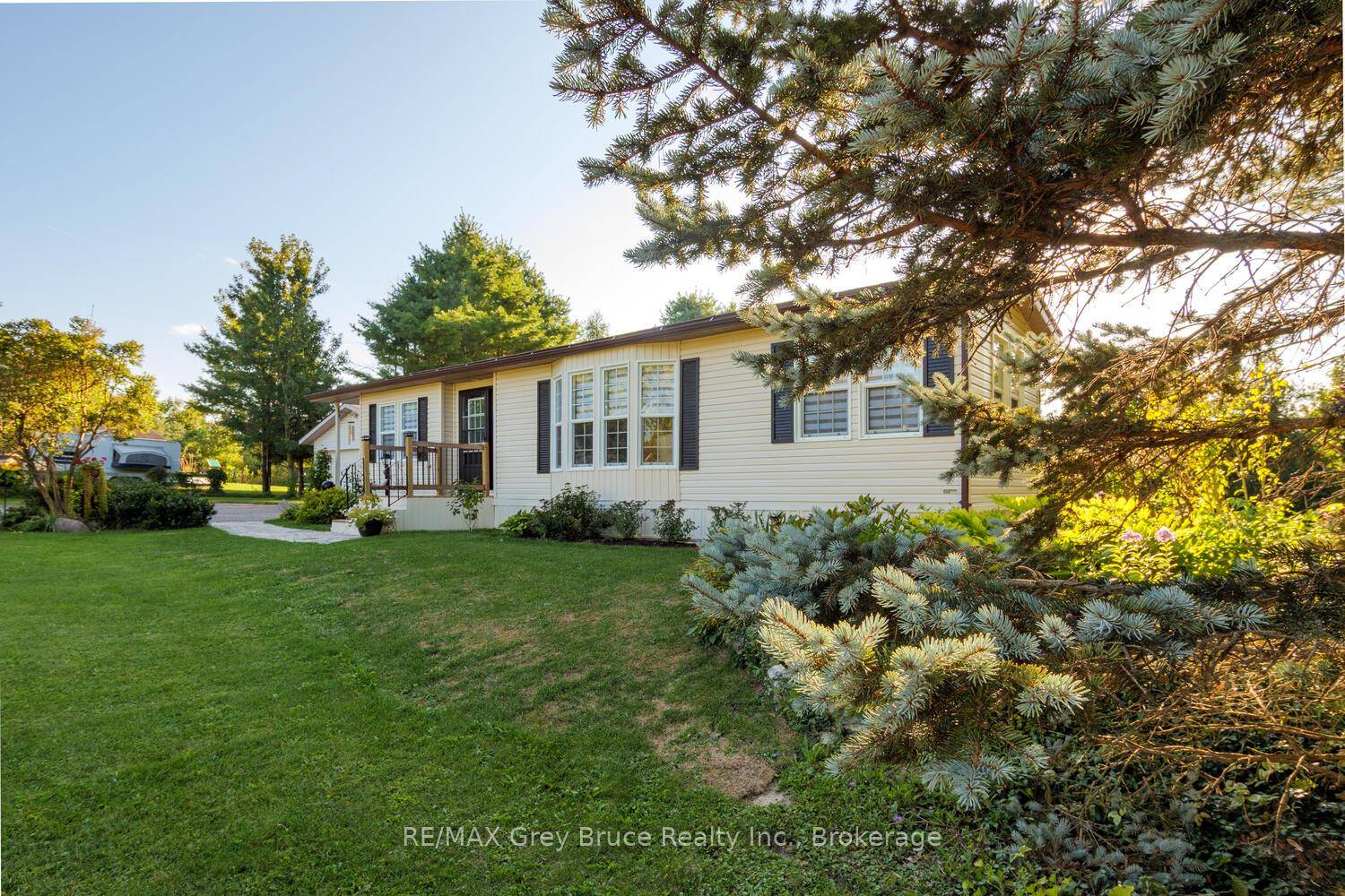 Welcome to Bognor ! This charming 2 bedroom, 1 bathroom modular home bungalow offers comfort, convenience, and an incredible view all on a spacious lot in the heart of this ...