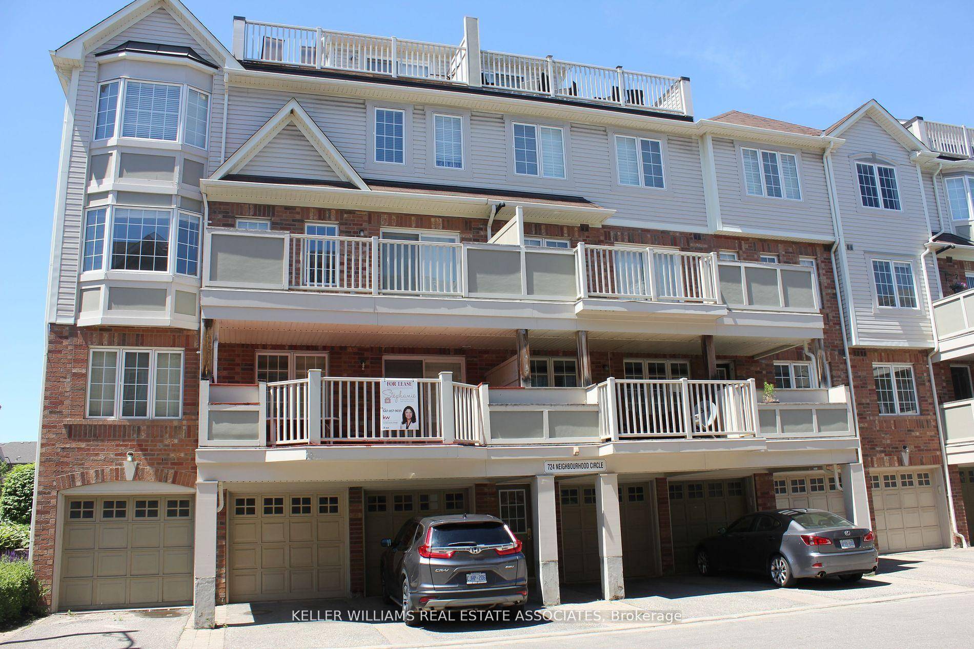 Excellent Opportunity To Lease An End Unit 2 1 Bdrm With 2 Full Bathrooms Plus 2 Parking Spots In A Highly Sought After Area In Central Mississauga.