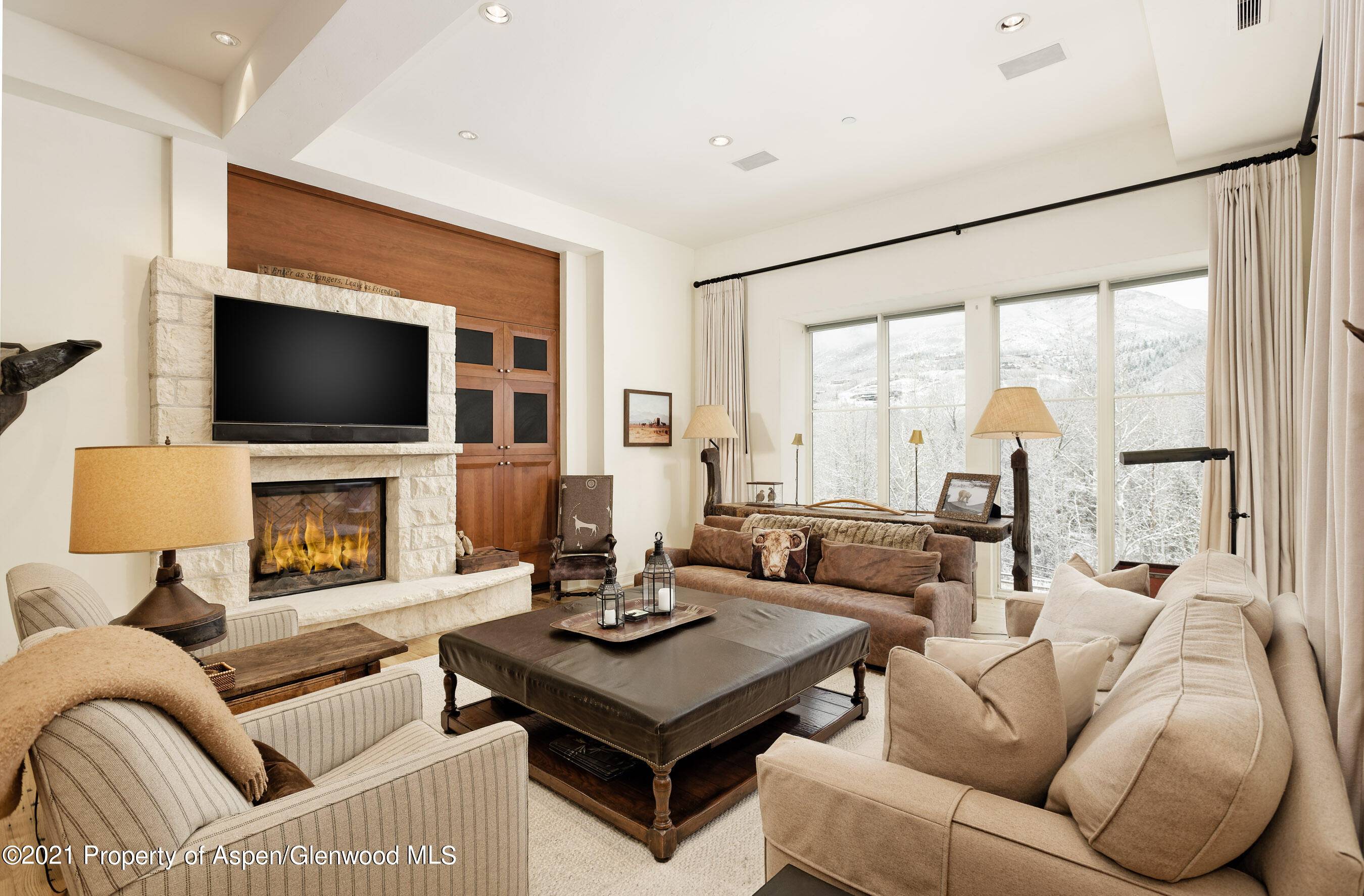 This perfect condo located right outside the hustle and bustle of town, but not too far to walk, is perfect for anyone.