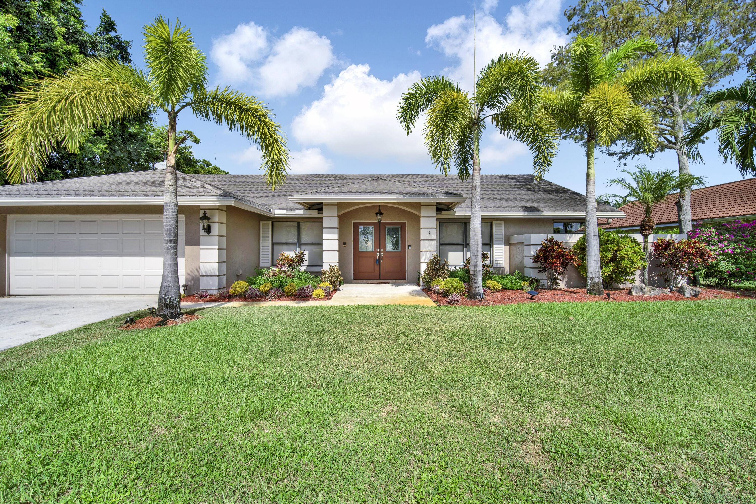 This fully furnished 4 bedroom, 2 bath pool home with 2, 530 square feet of living space offers the perfect combination of comfort and convenience in Wellington's sought after Chatsworth ...