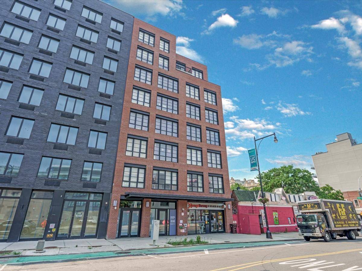 Indulge in sophisticated city living with this stunning one bedroom, one bathroom residence in the heart of Long Island City.
