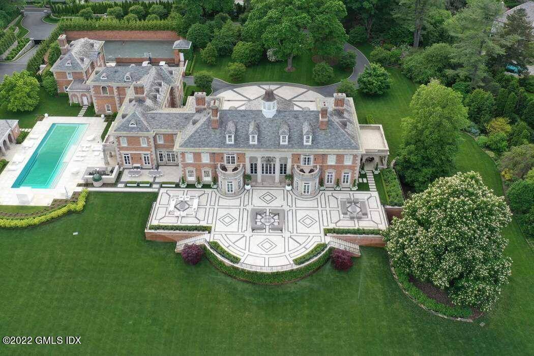 Overlooking 8 park like acres, this majestic brick Georgian was transformed to blend top of the line appointments with a rich array of custom detailing.