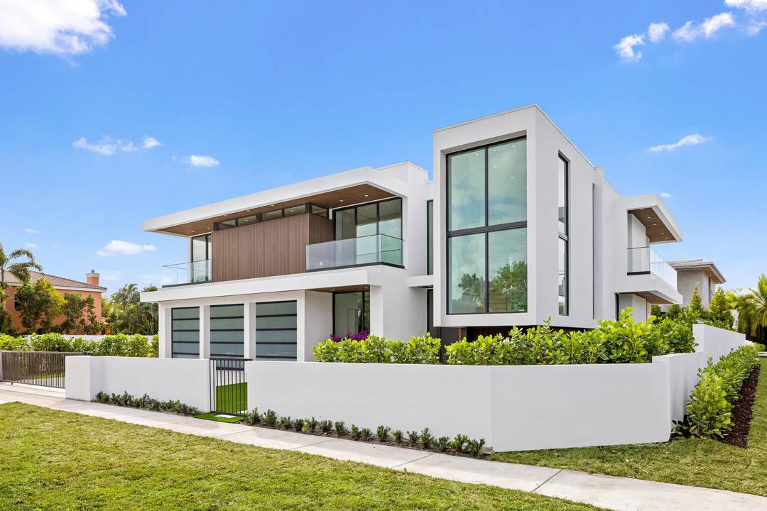 Welcome to 1099 NE 4th Avenue, Boca Raton ; a newly completed ultra luxury estate located in the highly sought after community of Boca Villas.