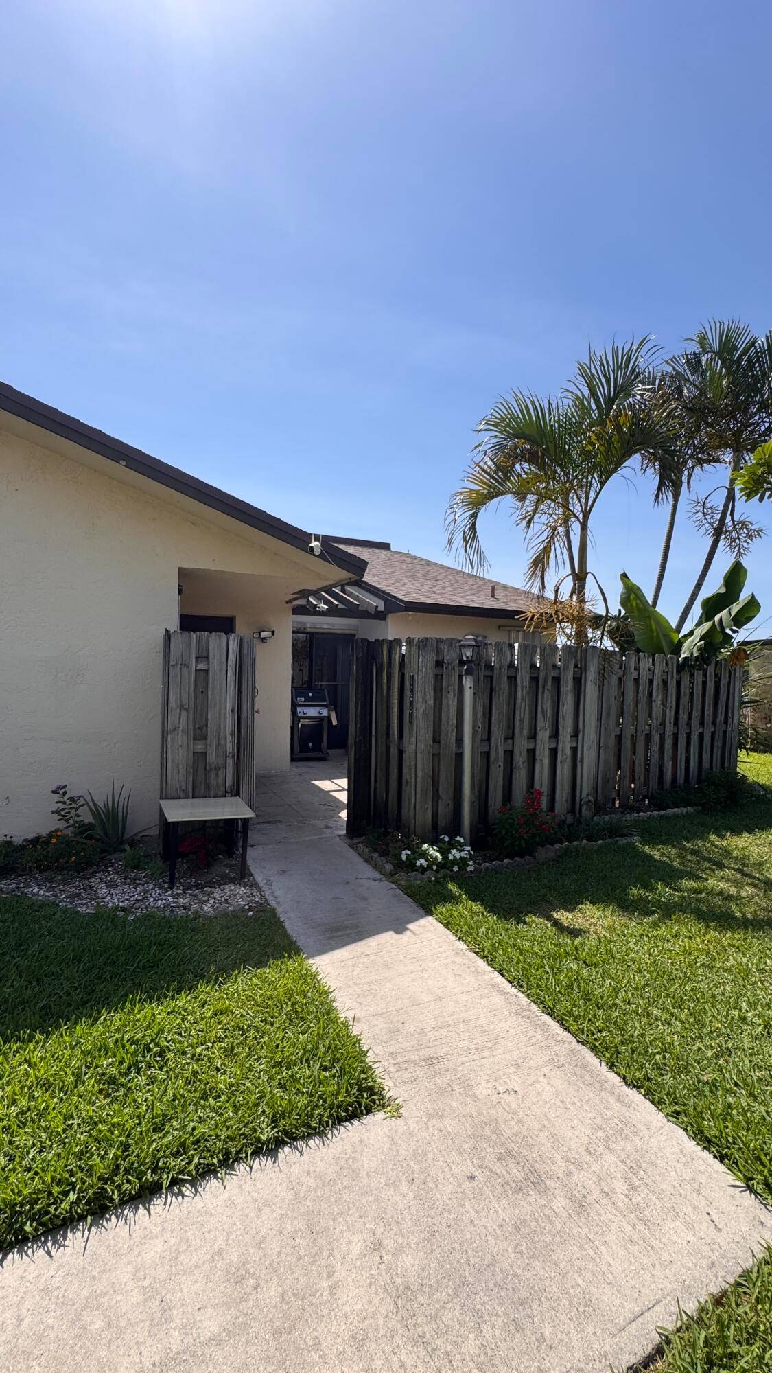 Investor Friendly All Ages Townhouse in Palm Springs !