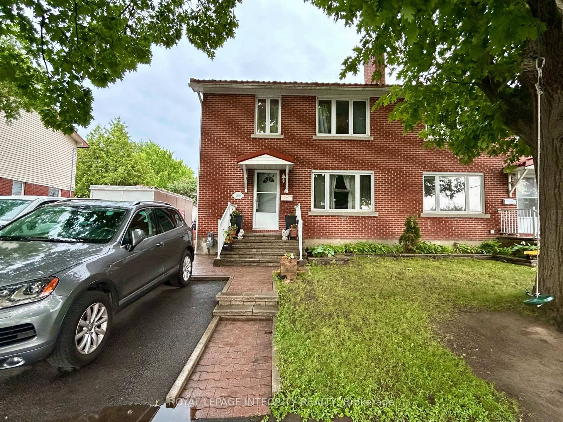 Charming semi detached home in the highly desirable central neighbourhood of Carlington !