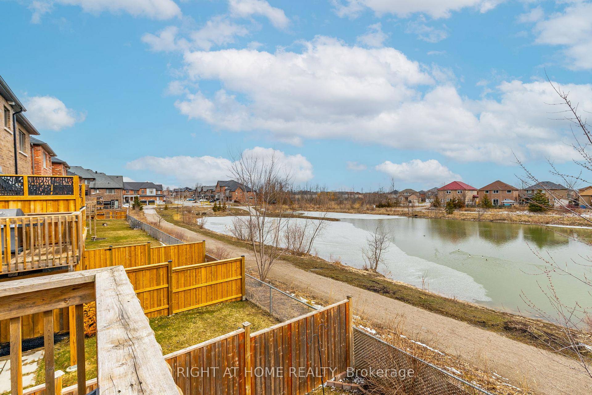 Absolutely gorgeous 3 bedrooms, 3 bathrooms townhouse in Alcona.