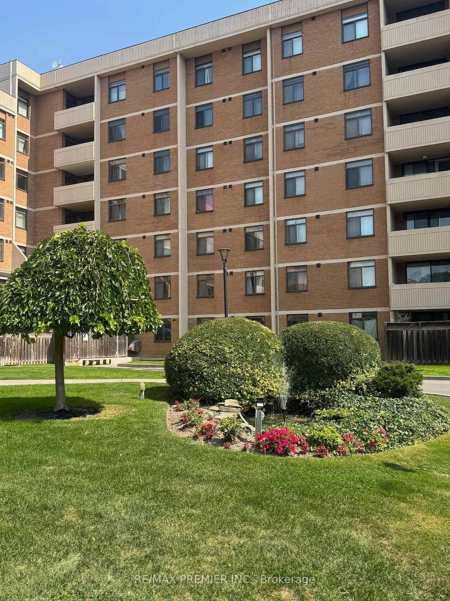 Bright and Beautiful 2 storey condo !