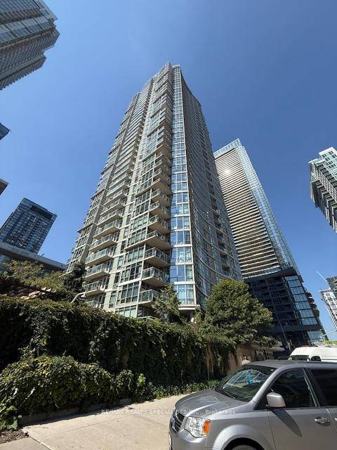 CORNER UNIT WITH CITY amp ; LAKE VIEWS OFFERING DOWNTOWN LIVING AT ITS BEST LOCATED IN THE HEART OF THE ENTERTAINMENT DISTRICT 1 BEDROOM PLUS SEPARATE DEN, PARKING amp ; ...