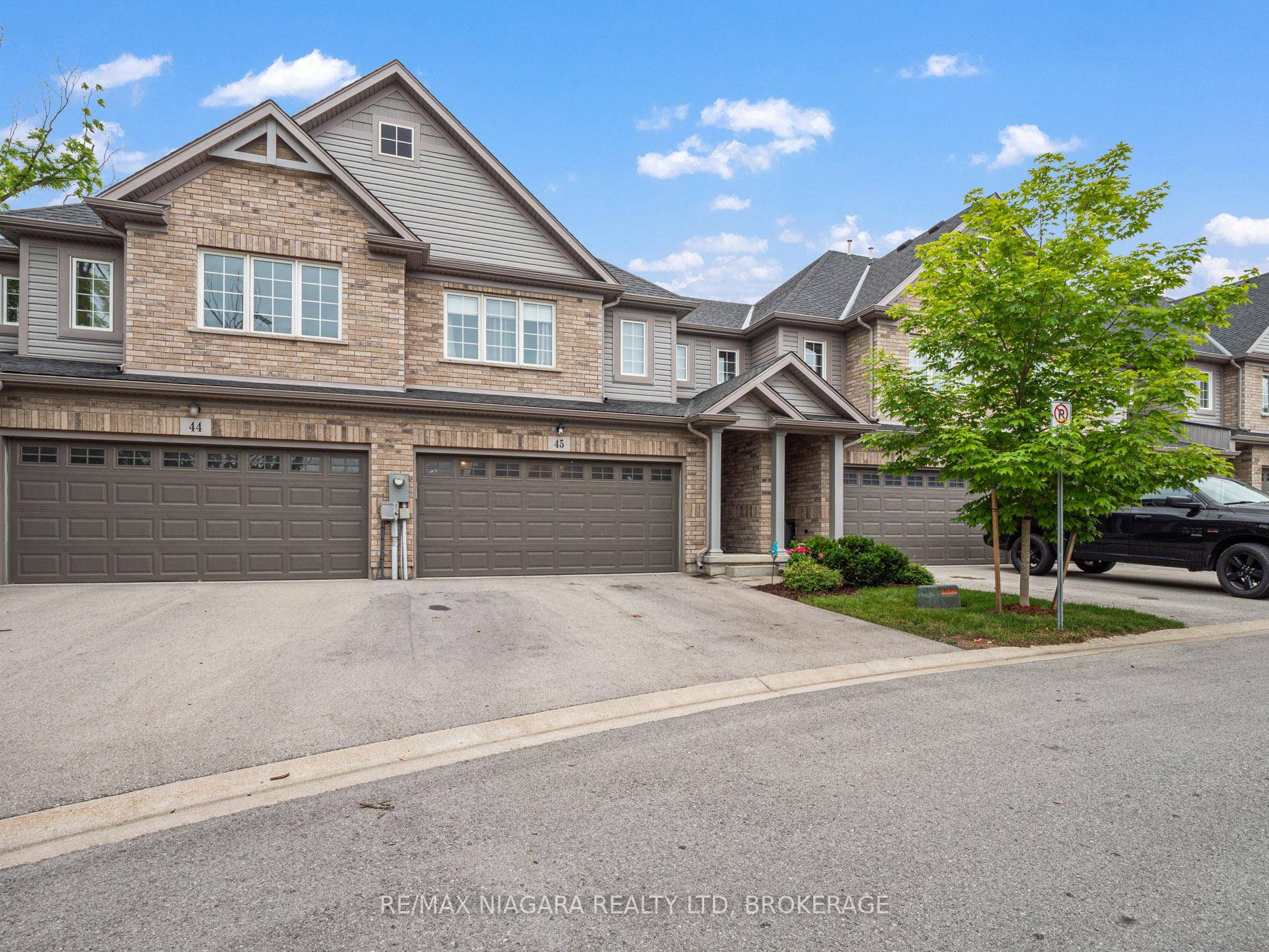 Townhome in the heart of downtown Ridgeway !