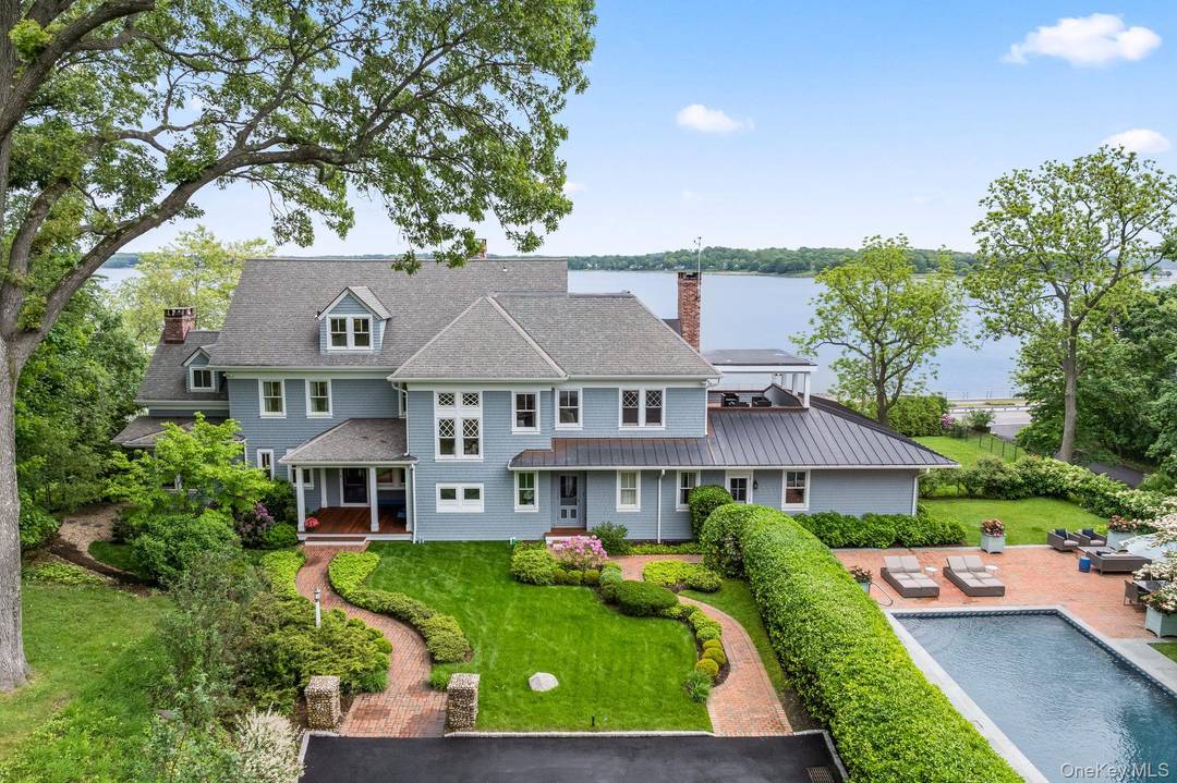 Often dreamed about but rarely available Welcome to a truly beautiful waterfront property Harbor Torre has been completely renovated to perfection.