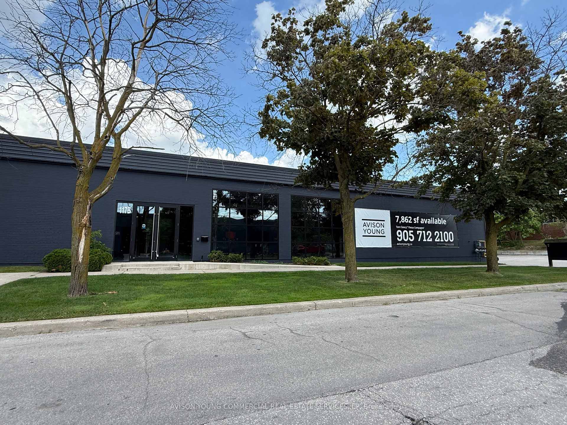 Turnkey showroom office space available immediately !