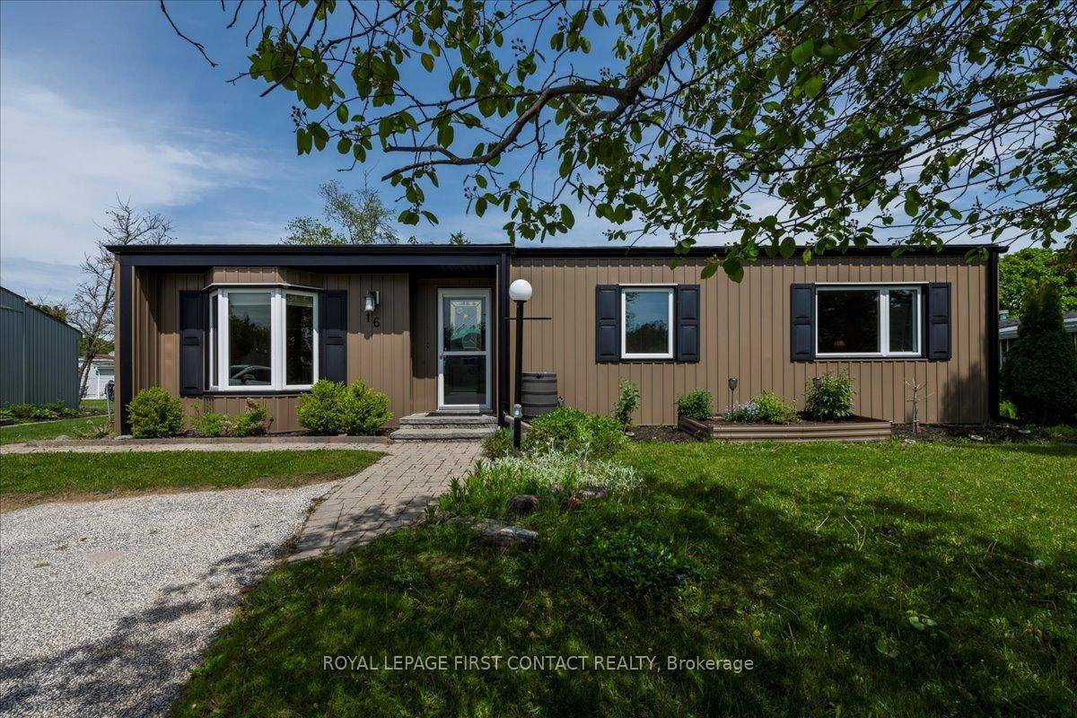 Welcome to this popular and well maintained Sandalwood II modular home, located in the vibrant adult community of Sandycove Acres south.