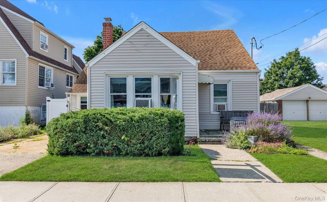 INVESTORS come take a look at this 3 Bedroom 2 full bath Home with huge oversized lot in Island Park Barnum Isle !