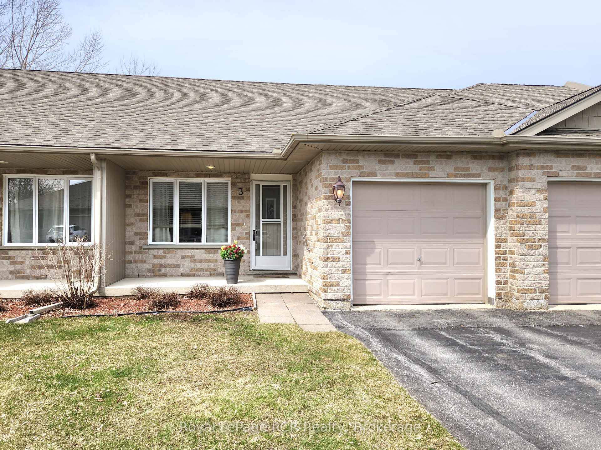Discover a comfortable, low maintenance lifestyle in this beautiful one bedroom bungalow condominium in Durham's quaint Parkview Village.