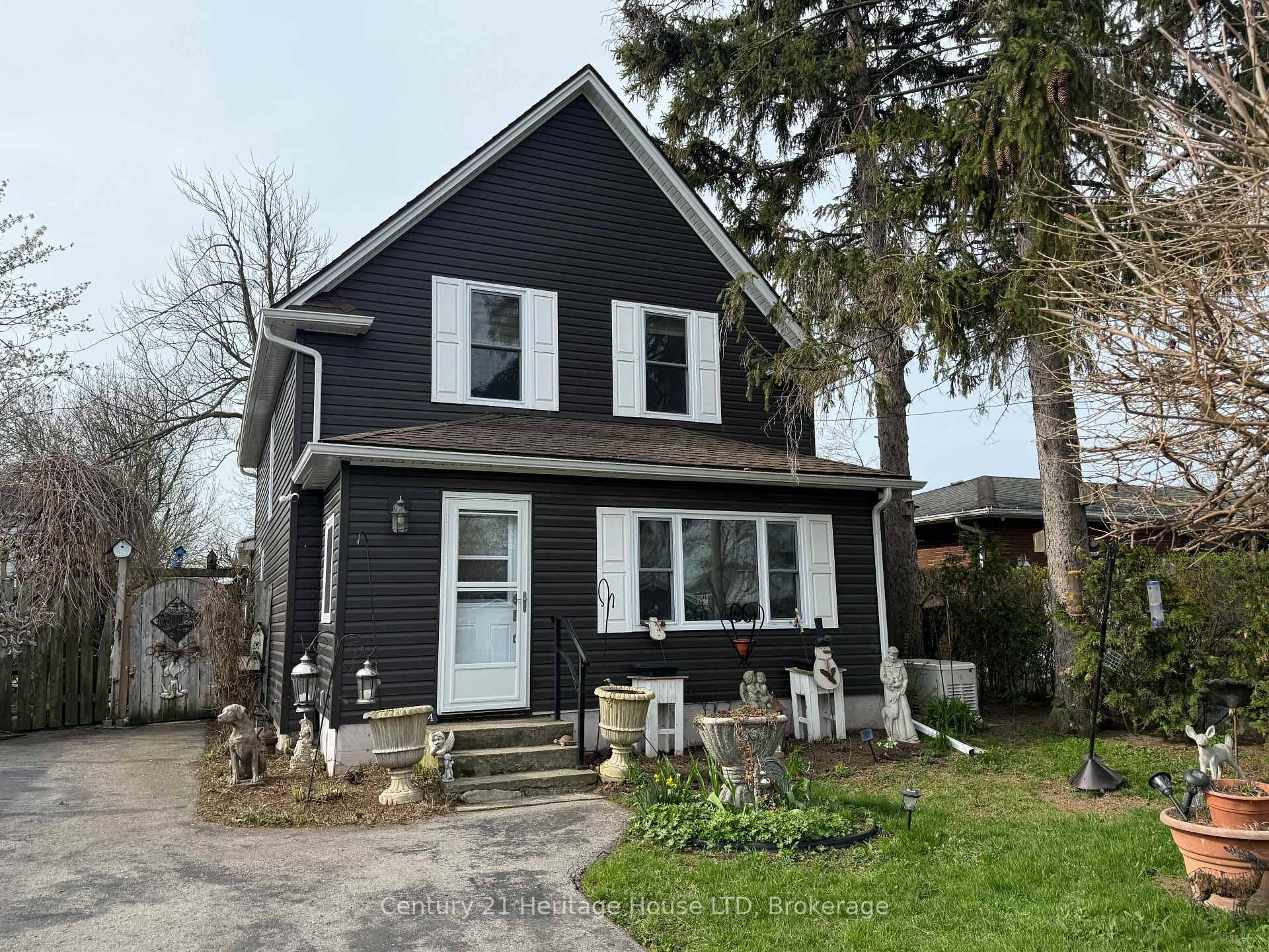 Charming Updated 1. 5 Storey Home in Fort Erie.