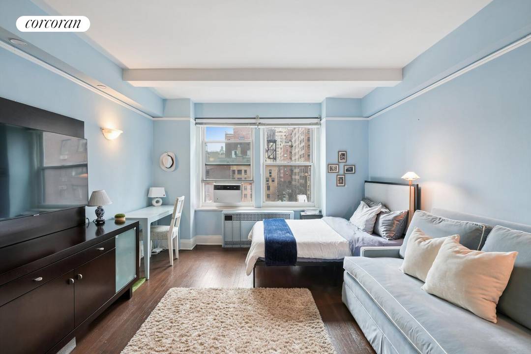 Here s your chance to own a delightful studio apartment on the Upper East Side in a full service doorman building !