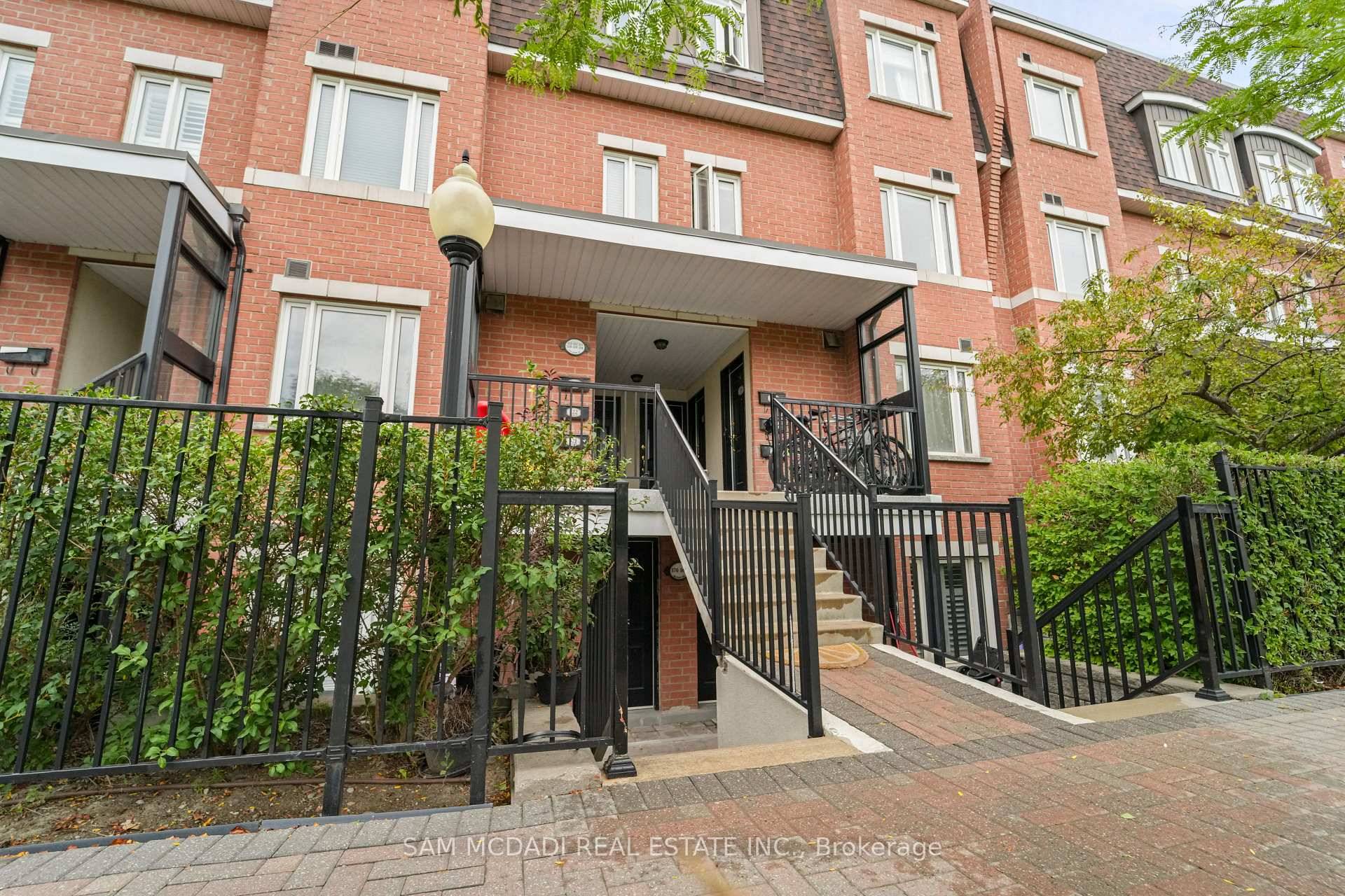 Spacious Thornhill Village 2 bed, 1.