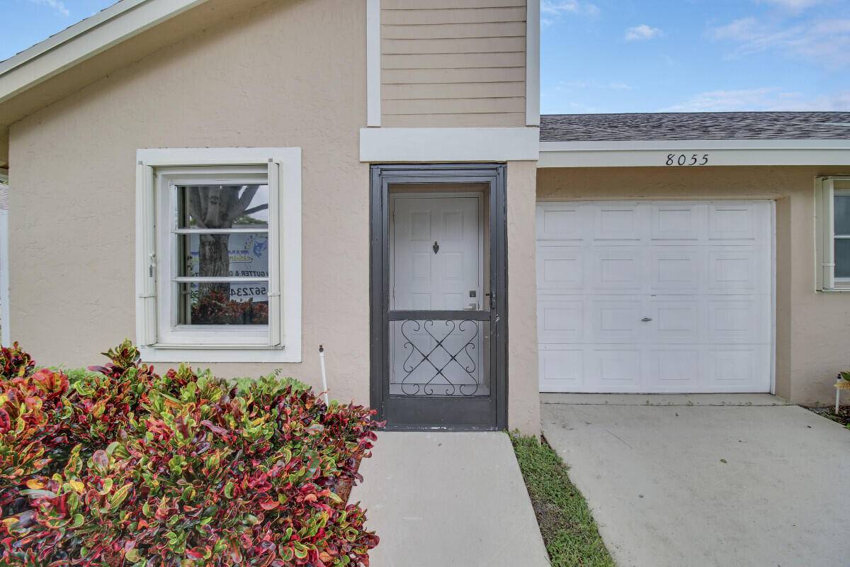 STUNNING RENOVATION. NEW ROOF, GORGEOUS NEW WHITE CUSTOM KITCHEN CABINETS WITH QUARTZ COUNTERTOPS.
