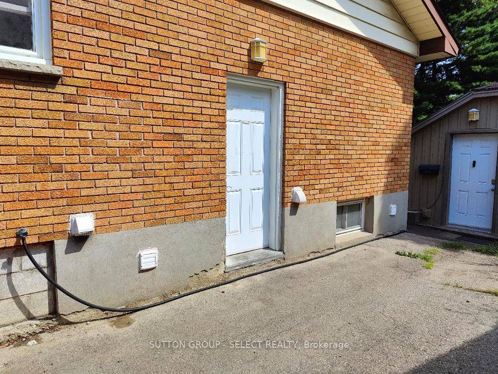 Are you looking to rent in the sought after Oxford Park community where you will find quiet mature, tree lined street, close to downtown, parks, grocery store and shops.