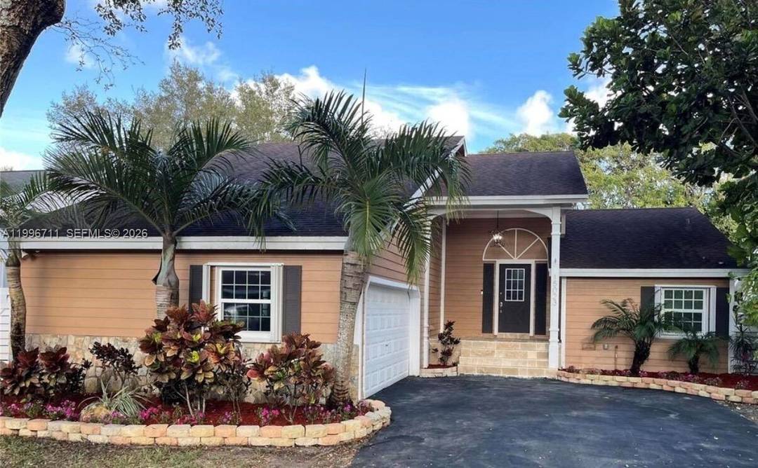 Stunning Single Family Pool Home in Country Walk !