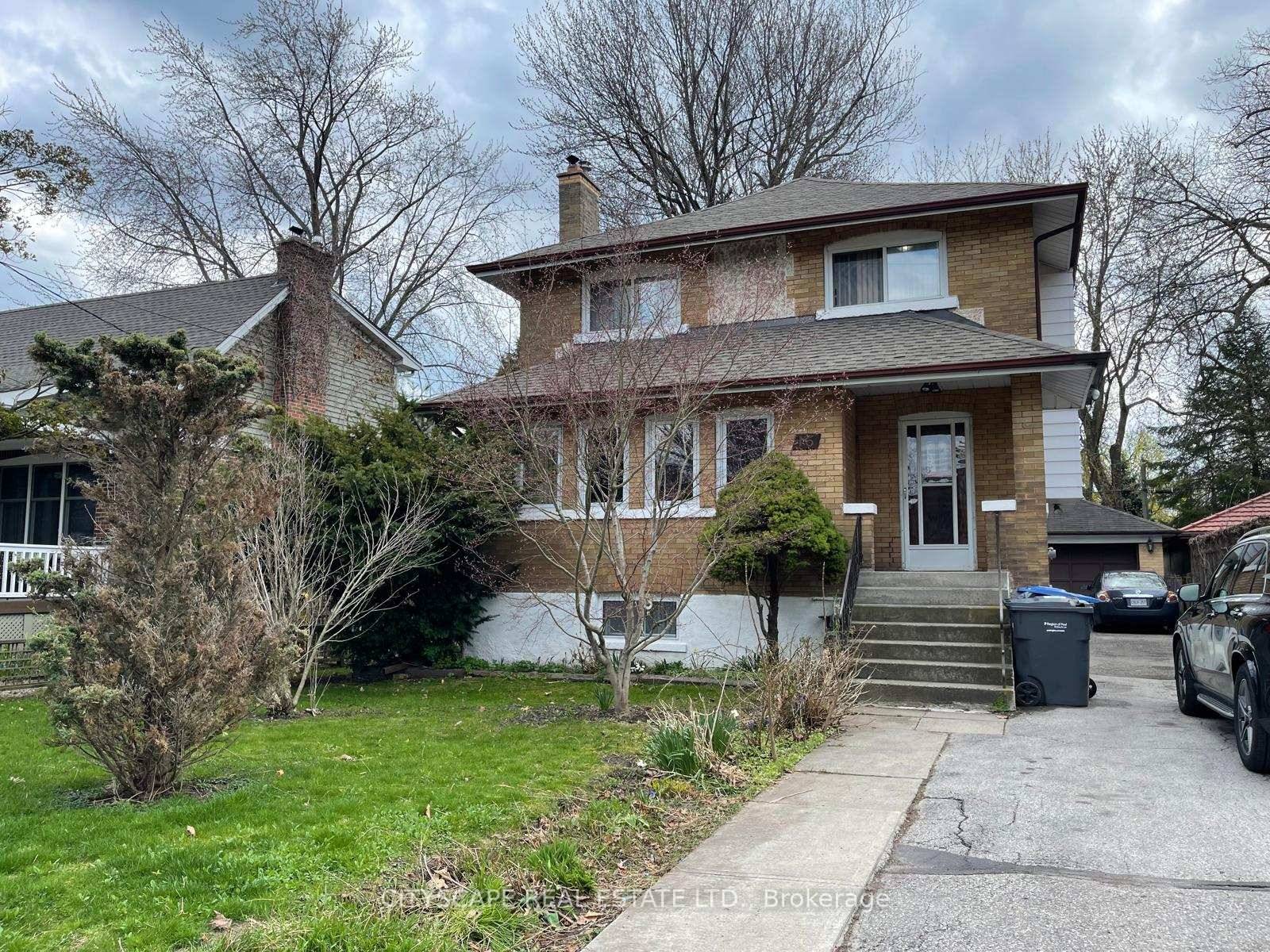 Great port credit community close to lake, Major intersection Hurontario Lakeshore rd E.