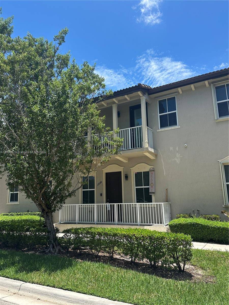 Seller motivated. Beautiful Townhouse with an amazing large kitchen, laundry rooms amp ; 1 car garage.