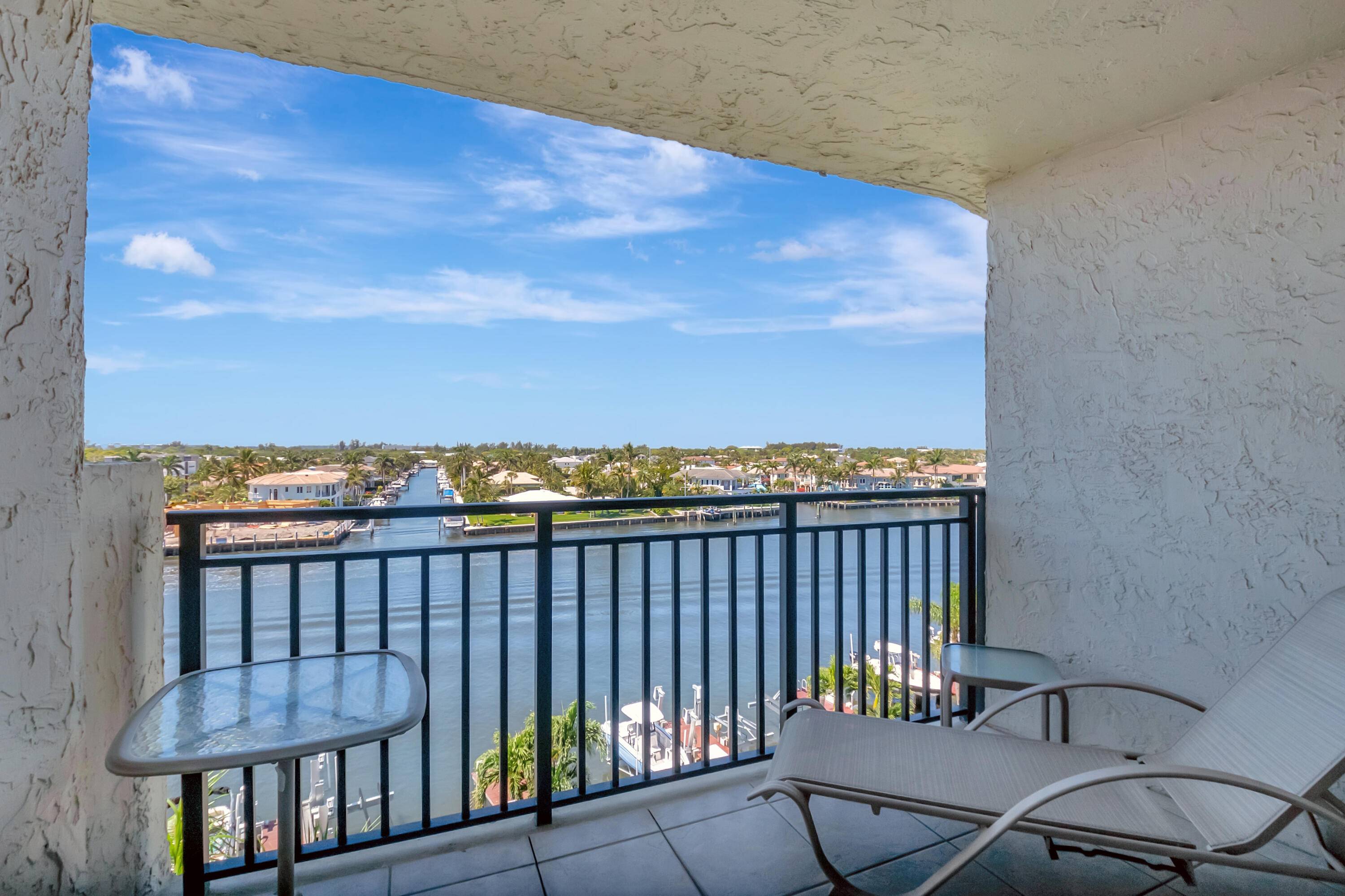AMAZING DIRECT INTRACOASTAL, 1 BEDROOM, 1 1 2 BATHROOM CONDO !