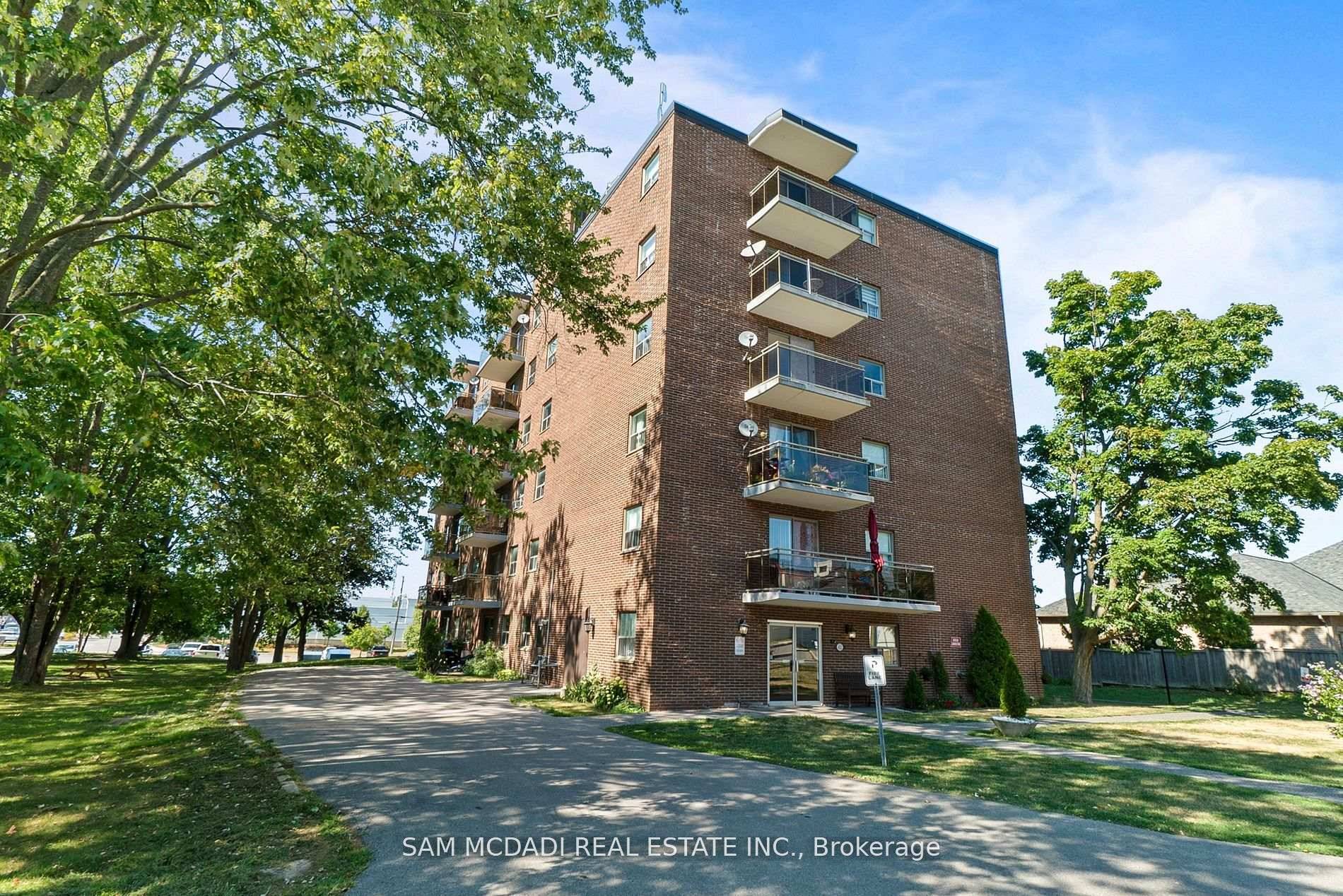 Welcome To This Truly Stunning 3 Bedroom Masterpiece, Boasting A Fantastic Floor Plan And AnAbundance Of Warm, Natural Light That Will Brighten Up Your Day !