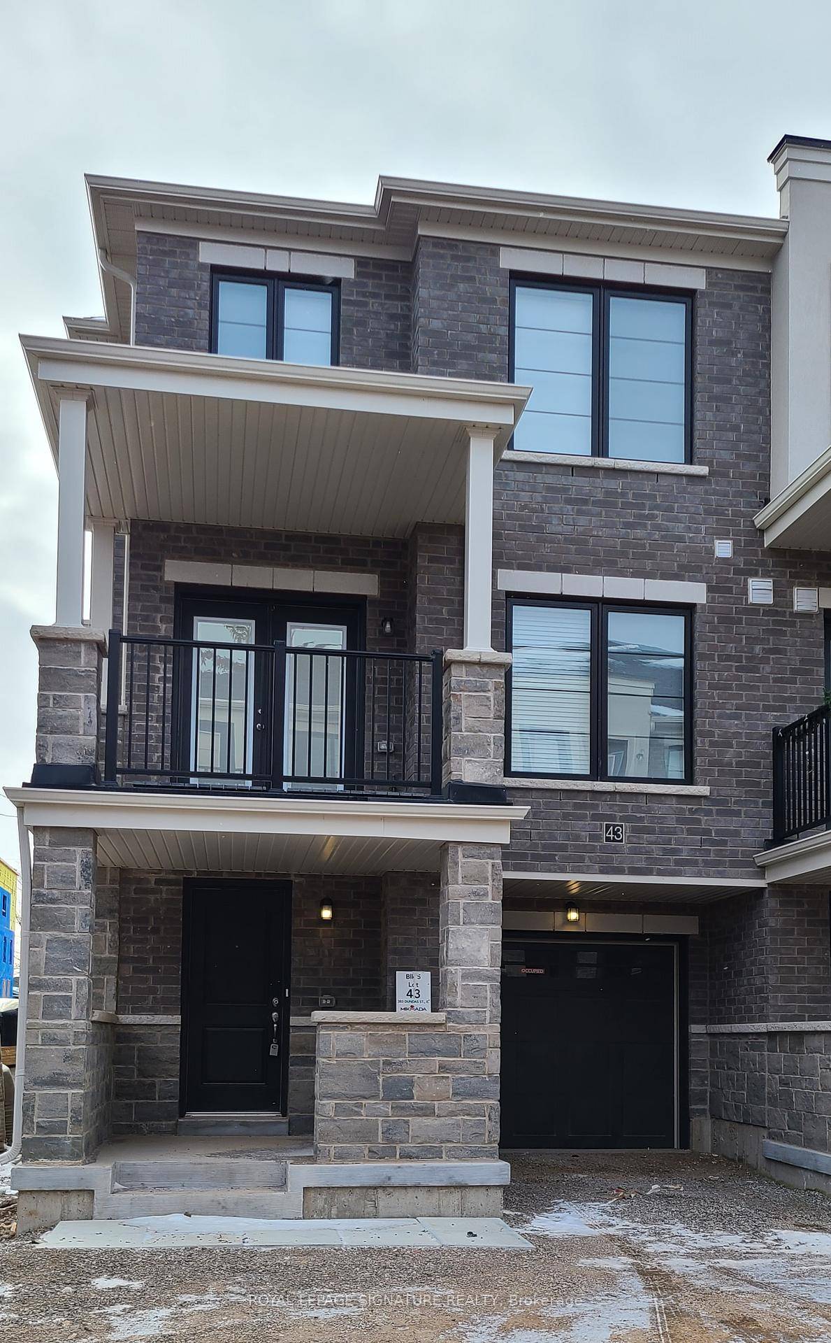Bright Spacious Townhome Right In The Heart Of Waterdown, Steps To Transit, Shops, Restaurants.