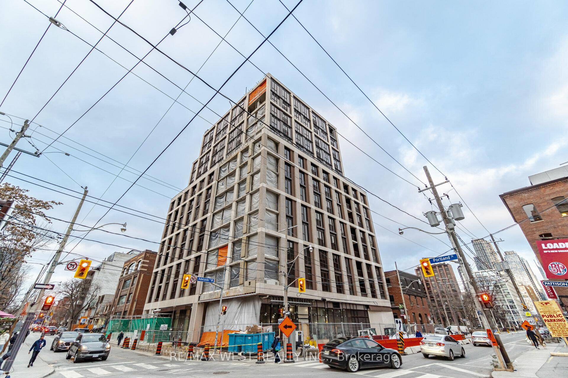 Live in the heart of Torontos Fashion District in this beautiful modern 1 bedroom den condo offering over 600 sq ft of stylish living space.