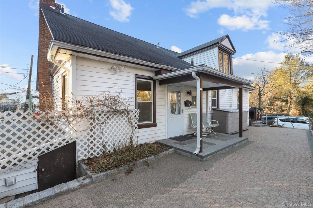 This beautifully refreshed 2 bedroom, 2 bathroom rental with flexible office space offers a bright and inviting living environment, ideal for those seeking a stylish and convenient home in the ...