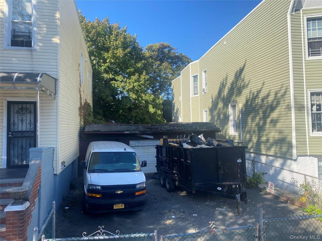 A vacant lot located good location and nice area for sale, the plan has been proved by DOB for five units.