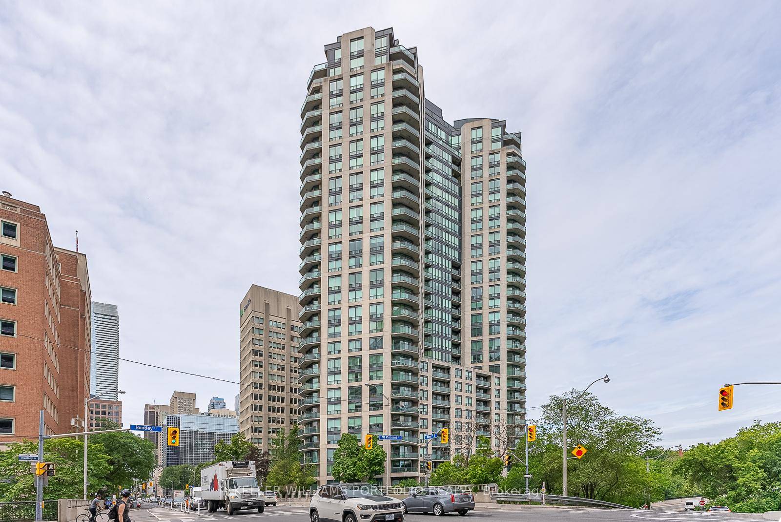 Beautiful freshly painted 1 bedroom unit at The Bellagio A Luxury Hi Rise In a Central Location Fab.