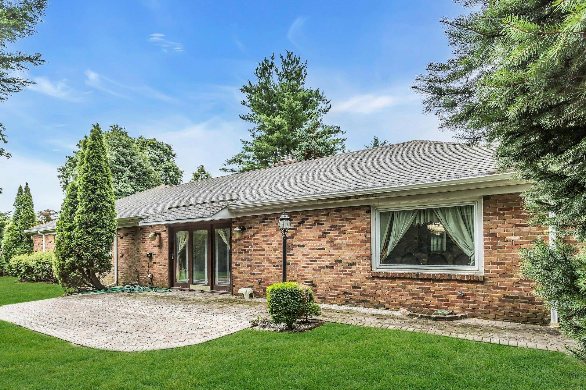 Ranch located in SYOSSET provide 4 bedrooms one primary with primary bath, great size 3 bedrooms with hallway, full bath.