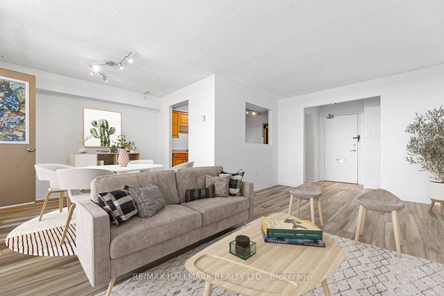 Welcome to 5 Frith Rd, unit 701 !