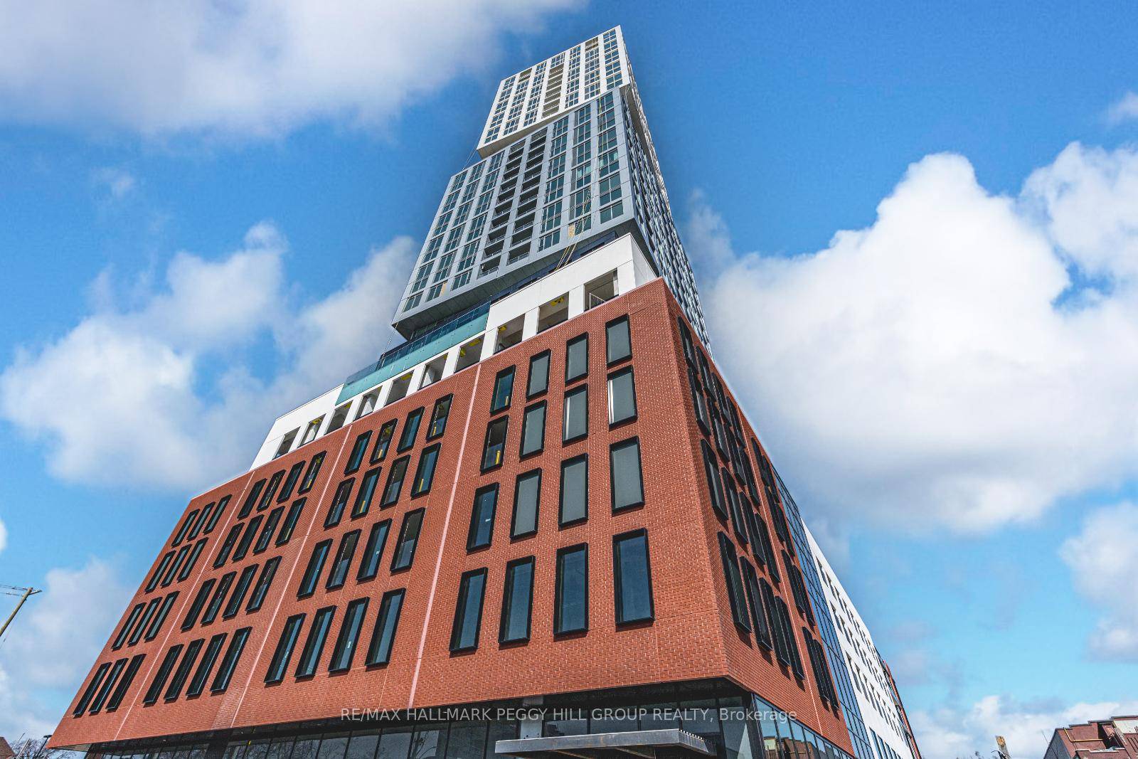MODERN DOWNTOWN LIVING WITH CITY VIEWS, STYLISH FINISHES amp ; EXCEPTIONAL AMENITIES !